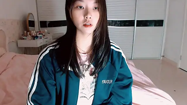 Snapshot of -Lucky_Girl chatting on 04/14/26, 12:33 -Lucky Girl online show from 04/14/26, 12:33