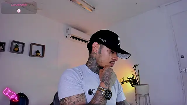 Snapshot of JordanSmiith_ chatting on 02/14/25, 02:28 JordanSmiith  online show from 02/14/25, 02:28