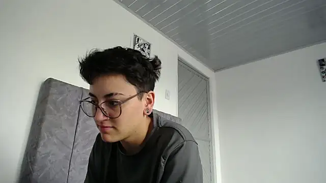 Snapshot of linda_33 chatting on 04/09/26, 04:23 linda 33 online show from 04/09/26, 04:23