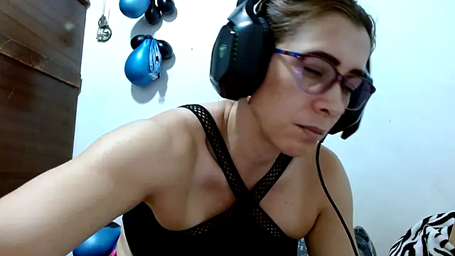 Snapshot of mademonsexy chatting on 10/10/25, 03:38 mademonsexy online show from 10/10/25, 03:38