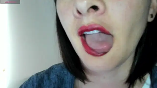 Snapshot of queen_fetish chatting on 10/15/25, 02:28 queen fetish online show from 10/15/25, 02:28