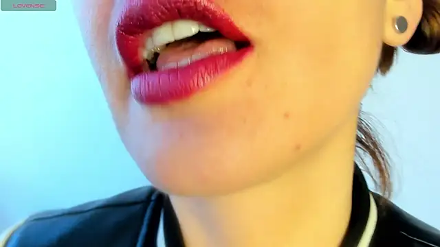 Snapshot of queen_fetish chatting on 04/22/26, 03:46 queen fetish online show from 04/22/26, 03:46