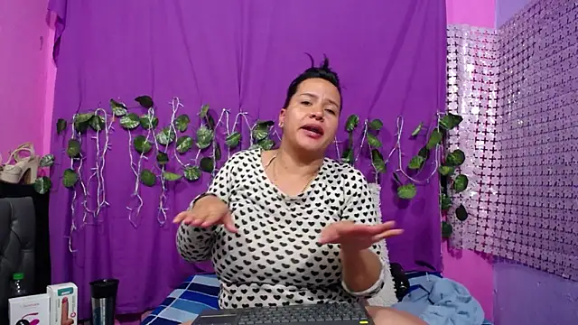 Snapshot of hazel_34 chatting on 02/12/25, 12:58 hazel 34 online show from 02/12/25, 12:58