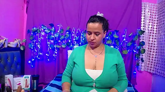 Snapshot of hazel_34 chatting on 02/16/25, 05:37 hazel 34 online show from 02/16/25, 05:37