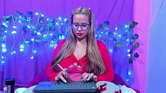 Snapshot of hazel_34 chatting on 03/15/25, 08:26 hazel 34 online show from 03/15/25, 08:26