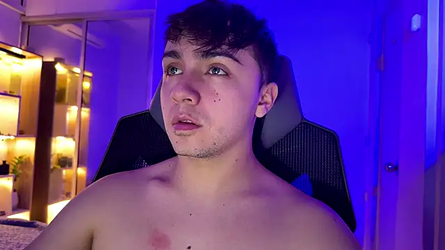 Snapshot of aron__cooper chatting on 09/29/25, 02:06 aron cooper online show from 09/29/25, 02:06