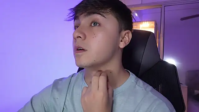 Snapshot of aron__cooper chatting on 11/13/25, 09:58 aron cooper online show from 11/13/25, 09:58