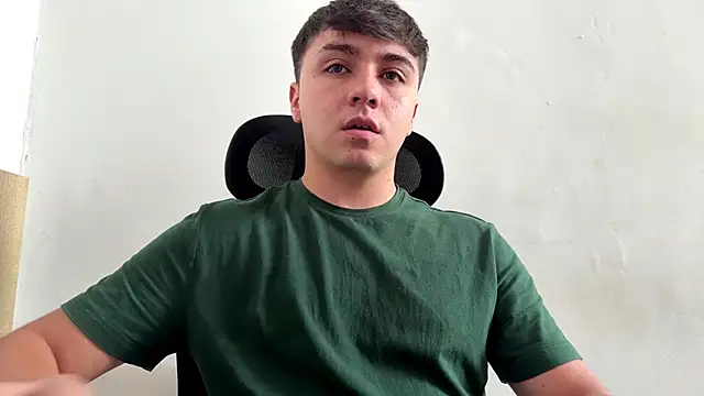 Snapshot of aron__cooper chatting on 12/14/25, 02:11 aron cooper online show from 12/14/25, 02:11