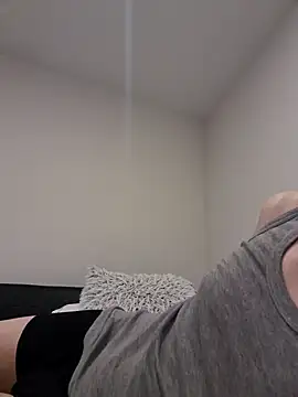 Snapshot of suarez1235 chatting on 12/02/25, 10:16 suarez1235 online show from 12/02/25, 10:16