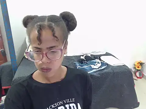 Snapshot of CanellaHotx chatting on 12/27/24, 03:48 CanellaHotx online show from 12/27/24, 03:48