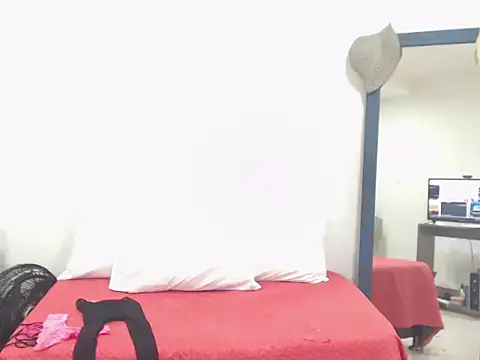 Snapshot of CanellaHotx chatting on 03/10/25, 06:01 CanellaHotx online show from 03/10/25, 06:01