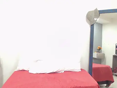 Snapshot of CanellaHotx chatting on 03/10/25, 09:07 CanellaHotx online show from 03/10/25, 09:07