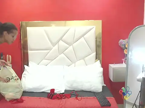 Snapshot of CanellaHotx chatting on 10/02/25, 01:40 CanellaHotx online show from 10/02/25, 01:40