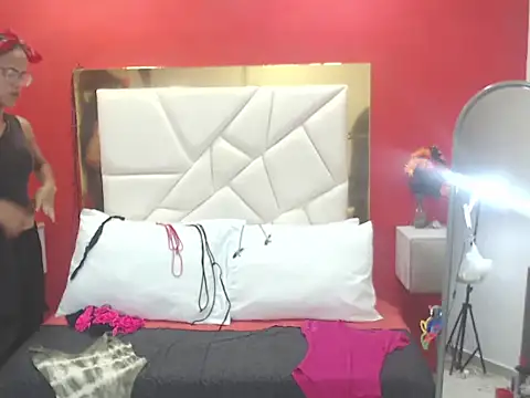 Snapshot of CanellaHotx chatting on 10/14/25, 03:02 CanellaHotx online show from 10/14/25, 03:02