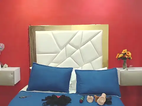 Snapshot of CanellaHotx chatting on 10/25/25, 05:30 CanellaHotx online show from 10/25/25, 05:30