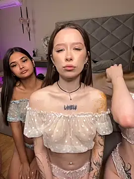 Snapshot of RollingGirls chatting on 10/10/25, 01:10 RollingGirls online show from 10/10/25, 01:10