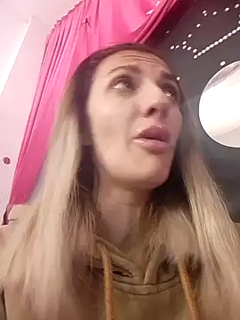 RileyLanna online show from 12/18/25, 03:51