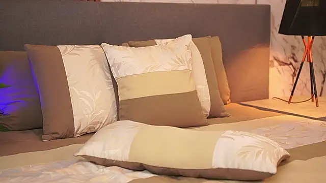 EmaSaenz online show from 01/08/25, 07:45