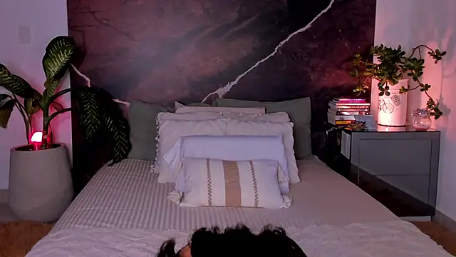 EmaSaenz online show from 09/16/25, 09:05