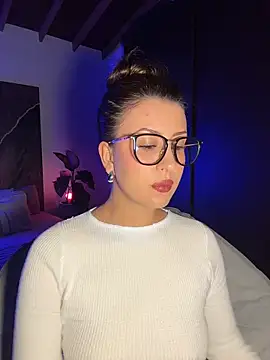 EmaSaenz online show from 10/21/25, 10:43