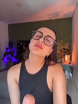 Snapshot of EmaSaenz chatting on 03/11/26, 08:26 EmaSaenz online show from 03/11/26, 08:26