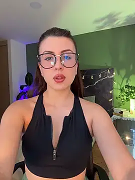 Snapshot of EmaSaenz chatting on 03/12/26, 08:37 EmaSaenz online show from 03/12/26, 08:37