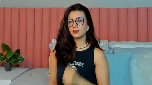 Snapshot of EmaSaenz chatting on 04/04/26, 09:12 EmaSaenz online show from 04/04/26, 09:12