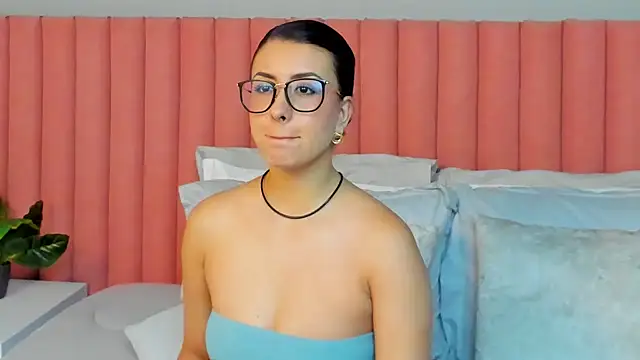 Snapshot of EmaSaenz chatting on 04/07/26, 08:53 EmaSaenz online show from 04/07/26, 08:53