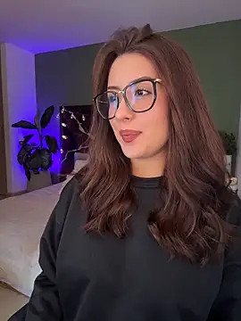 Snapshot of EmaSaenz chatting on 04/14/26, 09:43 EmaSaenz online show from 04/14/26, 09:43