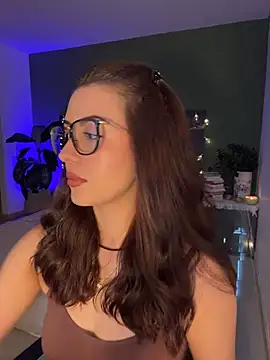 Snapshot of EmaSaenz chatting on 04/16/26, 10:01 EmaSaenz online show from 04/16/26, 10:01