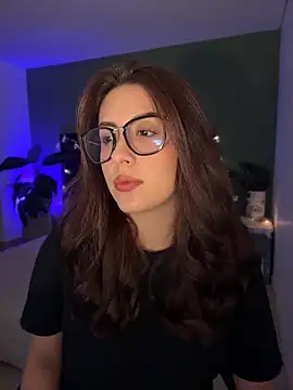 Snapshot of EmaSaenz chatting on 04/21/26, 10:56 EmaSaenz online show from 04/21/26, 10:56