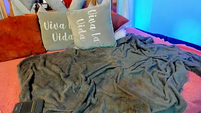 Snapshot of Kendall_Sophy chatting on 01/17/25, 10:56 Kendall Sophy online show from 01/17/25, 10:56