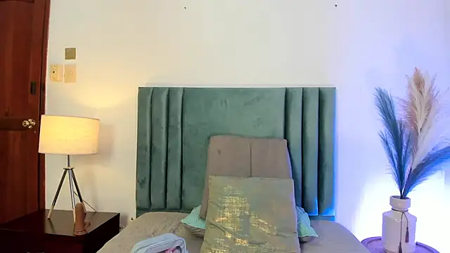 Snapshot of Emilywatsonn chatting on 02/09/25, 02:18 Emilywatsonn online show from 02/09/25, 02:18