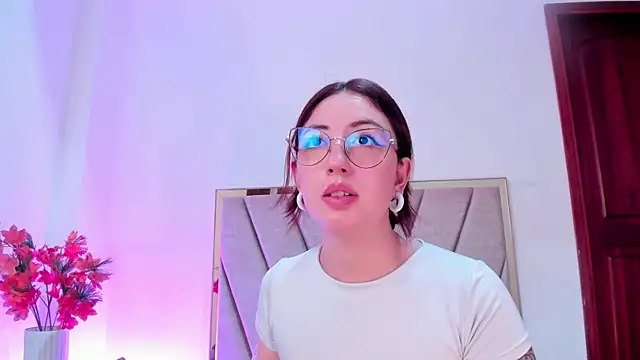 Snapshot of Emilywatsonn chatting on 02/11/25, 02:57 Emilywatsonn online show from 02/11/25, 02:57