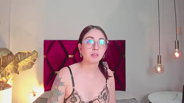 Snapshot of Emilywatsonn chatting on 09/13/25, 11:48 Emilywatsonn online show from 09/13/25, 11:48