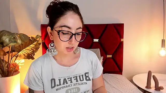 Snapshot of Emilywatsonn chatting on 11/22/25, 12:42 Emilywatsonn online show from 11/22/25, 12:42