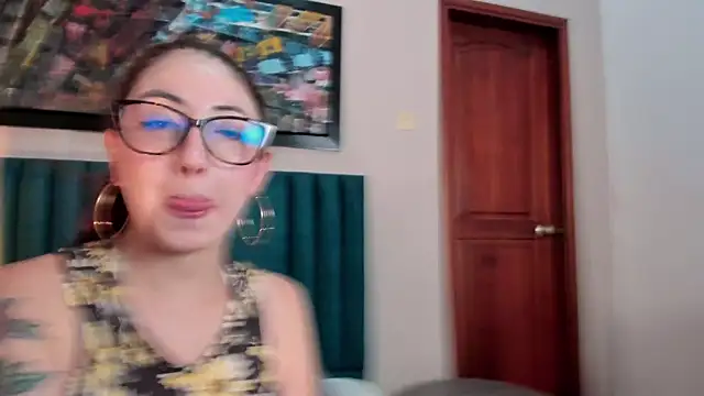 Snapshot of Emilywatsonn chatting on 12/21/25, 02:24 Emilywatsonn online show from 12/21/25, 02:24