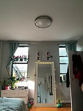 Snapshot of sylviahhh chatting on 04/22/26, 11:06 sylviahhh online show from 04/22/26, 11:06