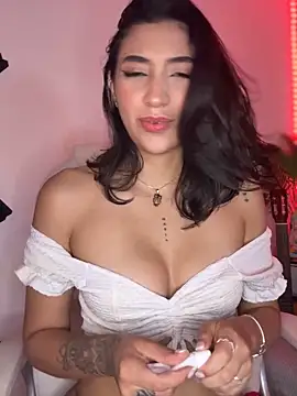 Snapshot of _Aura- chatting on 04/07/26, 03:29 Aura- online show from 04/07/26, 03:29