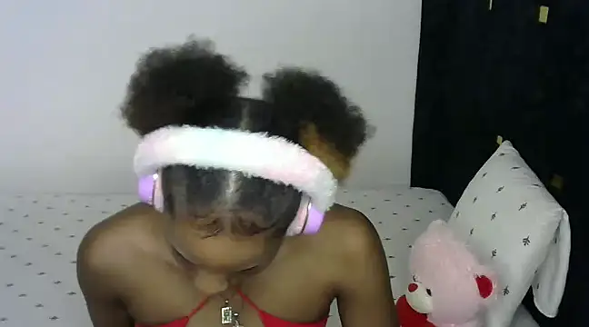 Snapshot of Queeen_model chatting on 12/12/24, 08:03 Queeen model online show from 12/12/24, 08:03