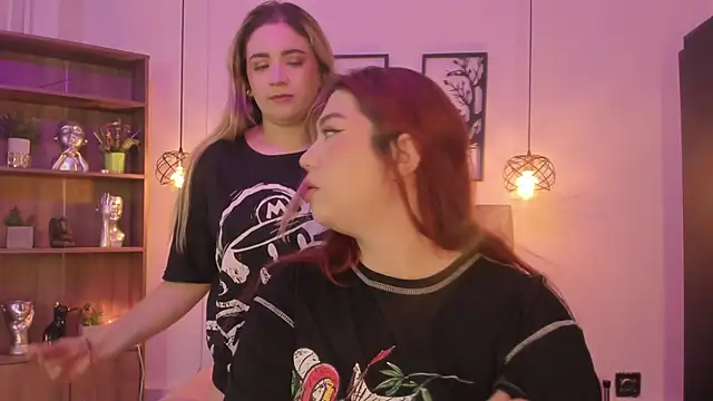 Snapshot of Andy_and_emma chatting on 12/24/24, 12:44 Andy and emma online show from 12/24/24, 12:44