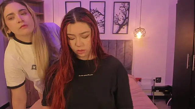 Snapshot of Andy_and_emma chatting on 12/25/24, 12:15 Andy and emma online show from 12/25/24, 12:15