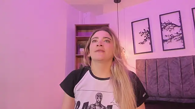 Snapshot of Andy_and_emma chatting on 01/03/25, 03:44 Andy and emma online show from 01/03/25, 03:44