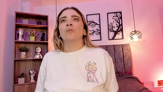 Snapshot of Andy_and_emma chatting on 01/15/25, 03:39 Andy and emma online show from 01/15/25, 03:39