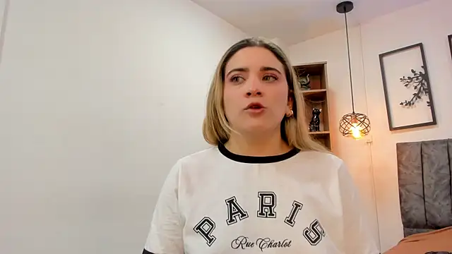 Snapshot of Andy_and_emma chatting on 01/23/25, 12:41 Andy and emma online show from 01/23/25, 12:41