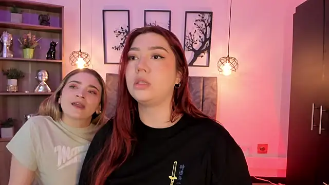 Snapshot of Andy_and_emma chatting on 01/28/25, 12:32 Andy and emma online show from 01/28/25, 12:32