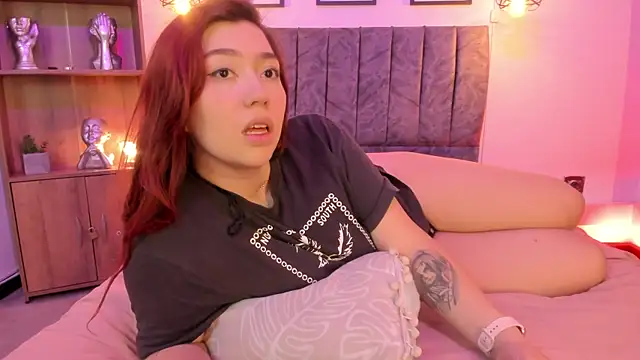 Snapshot of Andy_and_emma chatting on 03/17/25, 04:11 Andy and emma online show from 03/17/25, 04:11