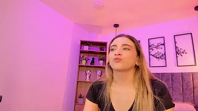 Snapshot of Andy_and_emma chatting on 03/20/25, 12:43 Andy and emma online show from 03/20/25, 12:43