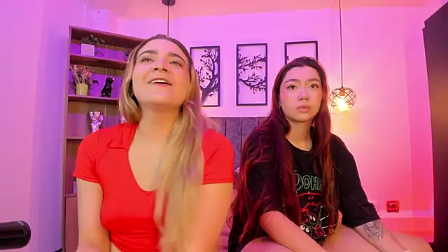 Snapshot of Andy_and_emma chatting on 03/21/25, 12:50 Andy and emma online show from 03/21/25, 12:50