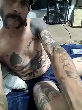 Snapshot of LongDickZee562 chatting on 10/20/25, 08:48 LongDickZee562 online show from 10/20/25, 08:48